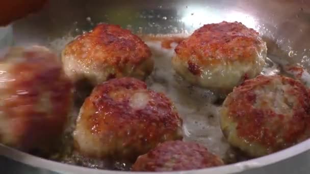 Patties of minced meat in a frying pan fried in oil — Stock Video