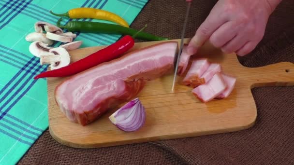 Kvinnans händer skär bacon i strimlor — Stockvideo