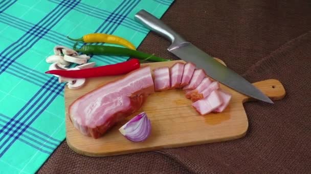 Tiras de bacon na placa de madeira — Vídeo de Stock