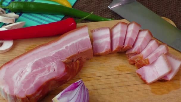 Strisce di pancetta su tavola di legno — Video Stock