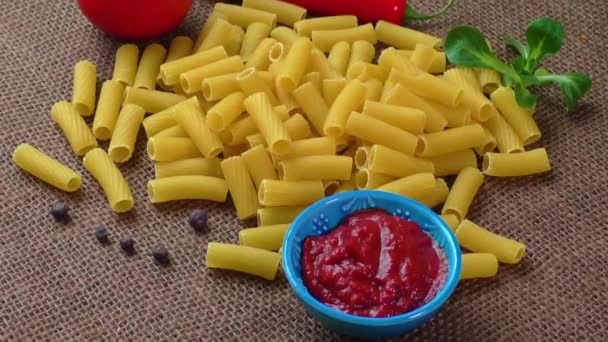 Pasta amarilla cruda, macarrones sobre fondo de saco — Vídeos de Stock