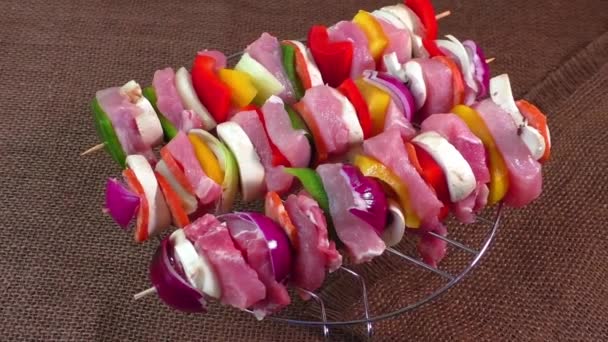 Brochettes de porc crues prêtes pour la cuisson — Video