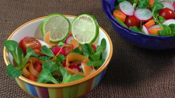 Ciotola di insalata di verdure fresche su tovaglia di iuta — Video Stock