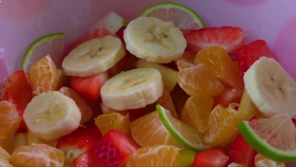 Cuenco de ensalada de frutas coloridas saludables — Vídeos de Stock