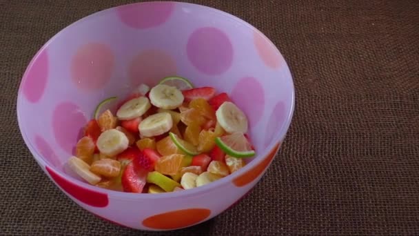 Schüssel mit gesundem, buntem Obstsalat — Stockvideo