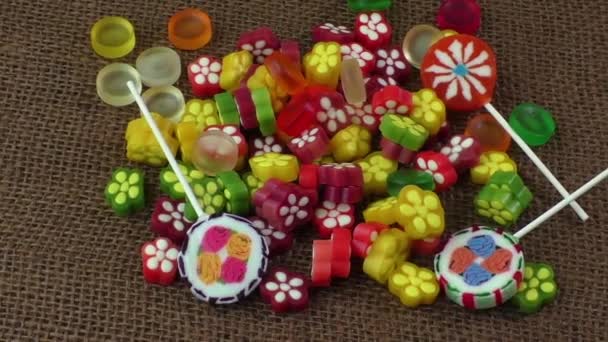 Sortimento de doces de geléia de frutas coloridas — Vídeo de Stock