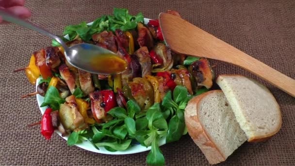 Grilled meat skewers with vegetables — Stock Video