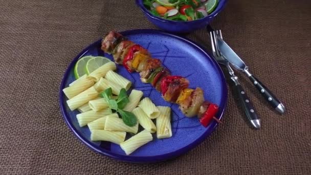 Gegrillte Fleischspieße mit Gemüse — Stockvideo