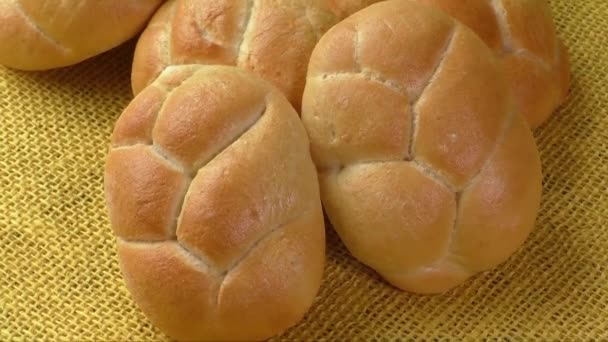Pães de trigo frescos no fundo do saque — Vídeo de Stock