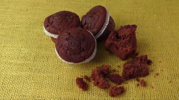 Skládaný sušenky s čokoládou na rustikální pozadí — Stock video