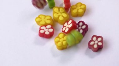 Beyaz arkaplanda izole edilmiş renkli şekerler