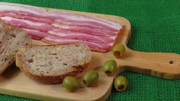 Cutting board with bacon and bread — Stock Video