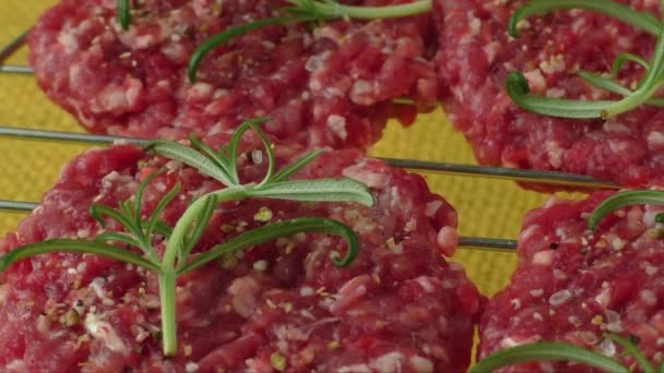 Carne picada cruda de hamburguesa con hierbas y especias preparada para asar a la parrilla — Vídeos de Stock