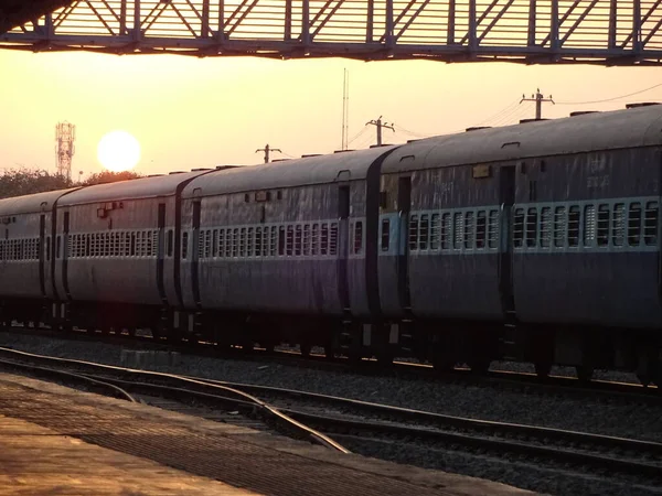 Ήλιος Ανατέλλει Πίσω Από Τρένο — Φωτογραφία Αρχείου