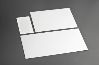 Boş kurumsal kimlik paketi kartvizit açık gri arka plan.