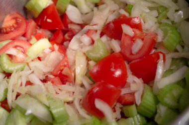 Domates kereviz soğan yahnisi