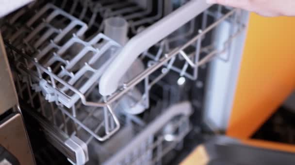 Откройте купе Dishwasher с Мбаппе и Реми-Итемом. Современная техника. — стоковое видео