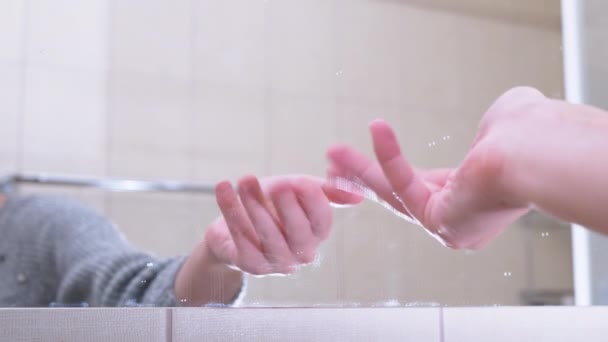 Becking Vrouwelijke hand in spiegel Reflectie in de badkamer. Vingergebaren. — Stockvideo
