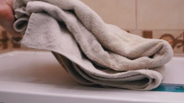 Zbliżenie rąk kładąc stos świeżych białych ręczników do kąpieli na prześcieradle. Room service pokojówka sprzątanie pokój hotelowy makro zbliżenie — Wideo stockowe