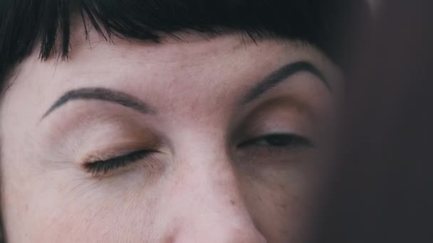 女性眉毛、眨眼、眨眼、眯眼、鼓眼、闭眼. — 图库视频影像