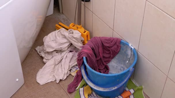 Vuile dingen gooien, zakken in emmer in de badkamer. Verspreide Rags. Schoonmaken — Stockvideo