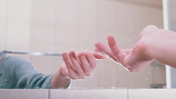 Beckoning Female Hand in Mirror Reflection in Bathroom (em inglês). Gestos dos dedos. — Vídeo de Stock