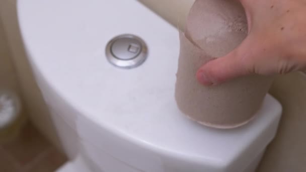 Tempatkan Toilet Roll pada tangki toilet setelah digunakan — Stok Video