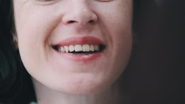 Close-Up Brunette Woman Smiles and Sends Kiss (dalam bahasa Inggris). On Face Smile with Teeth, Kiss — Stok Video