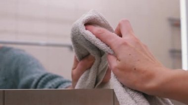 Kadın El Yıkama Aynası. Bir Kadın Siluetinin Aynadaki Yansıması