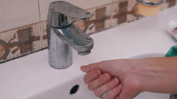 女性は水タップをオンにし、泡と手の液体石鹸を洗う. — ストック動画