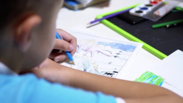 Boy Draws met kleurpotloden thuis. Home Scholing, Onderwijs Concept. — Stockvideo