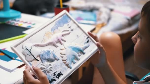 Talented Boy examina un dibujo pintado. Home Educación, Concepto Educativo — Vídeos de Stock