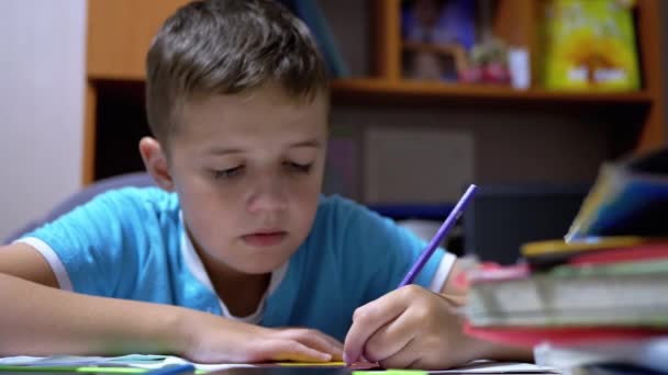 Boy Draws met kleurpotloden thuis. Home Scholing, Onderwijs Concept. — Stockvideo