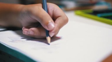Evde El Çocuk Renkli Kalemlerle Çizim Yapıyor. Ev Eğitimi, Eğitim Konsepti