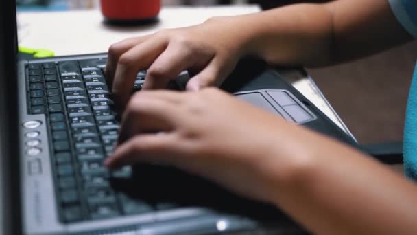 Dětské ruce Rychlé psaní na klávesnici. — Stock video
