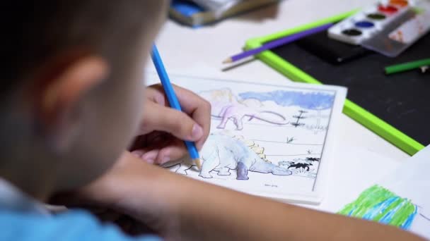 Boy Draws met kleurpotloden thuis. Home Scholing, Onderwijs Concept. — Stockvideo