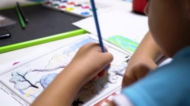 Evde El Çocuk Renkli Kalemlerle Çizim Yapıyor. Ev Eğitimi, Eğitim Konsepti