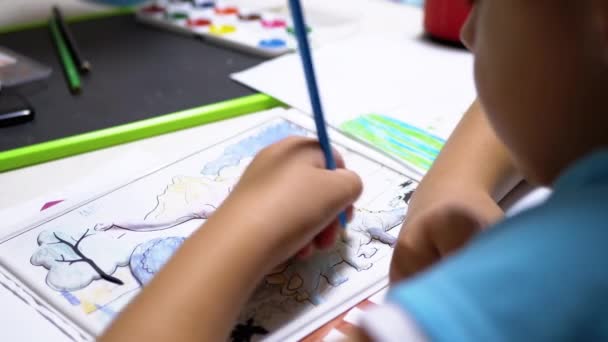 Hand Child desenha com lápis coloridos em casa. Home Educação, Conceito de Educação — Vídeo de Stock