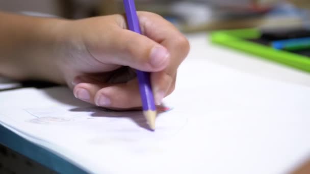 Main enfant dessine avec des crayons de couleur à la maison. Accueil Enseignement, Concept d'éducation — Video
