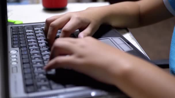 Dactylographie rapide des mains des enfants sur le clavier. — Video