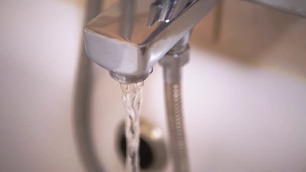 Fluxul de apă la robinet. Deschide robinetul de apă. Presiunea apei în Mixer. Slow Motion . — Videoclip de stoc