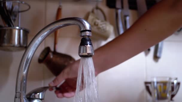 La main masculine ouvre l'eau du robinet. Pression du jet d'eau dans le mélangeur de cuisine. Mouvement lent — Video