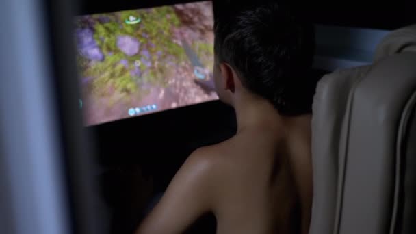 Teenage Boy Gamer seduto in poltrona Giocare ai videogiochi su computer. Internet. — Video Stock