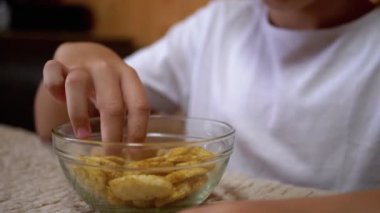 Kid Hand tabaktan kraker alıyor. Zararlı Atıştırmalık Yiyecekler. Fast Food
