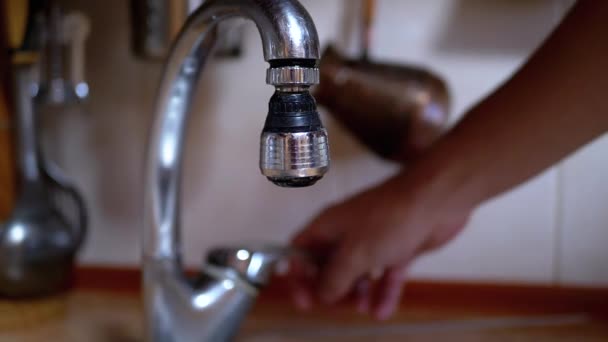 Mannlig hånd åpner vann. Trykk av vannjet i kjøkkenblanderen. Langsom bevegelse – stockvideo