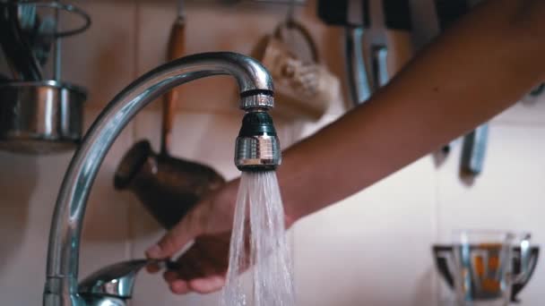 Mano masculina abre el grifo de agua. Presión de chorro de agua en mezclador de cocina. En cámara lenta. — Vídeo de stock