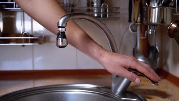 Männliche Hand öffnet Leitungswasser. Druck des Wasserstrahls im Küchenmixer. Zeitlupe — Stockvideo