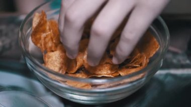 Çocuk El, Tabak 'tan Çıtır, Altın Patates Cipsi Aldı. Zararlı Yemek.