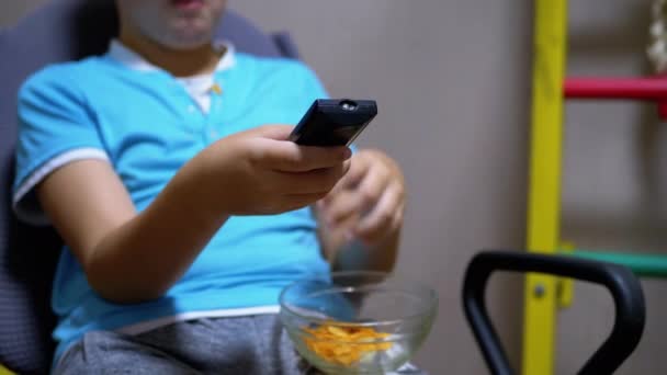 TV 앞에서의 어린이 학대, 감자튀김, 리모컨을 바꾸다 — 비디오