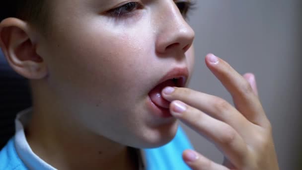 おいしい食事の後に舌で汚い指や唇を舐め少年の肖像画 — ストック動画